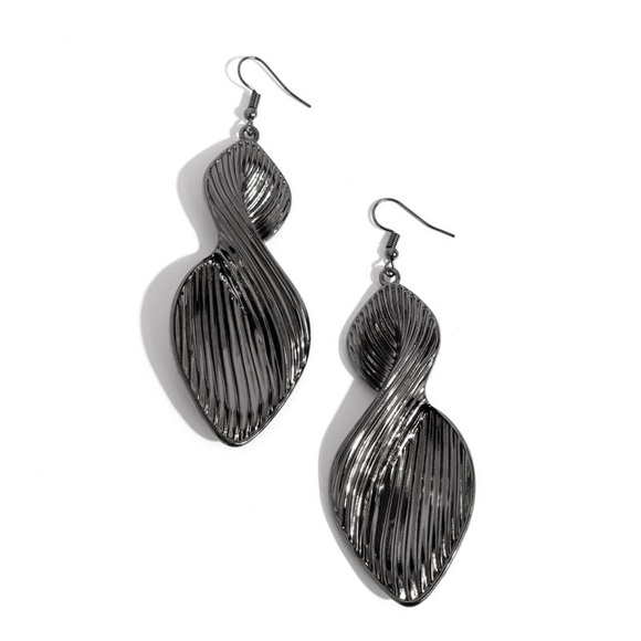 Elegant G-Metal Earrings - Picture 2 of 2